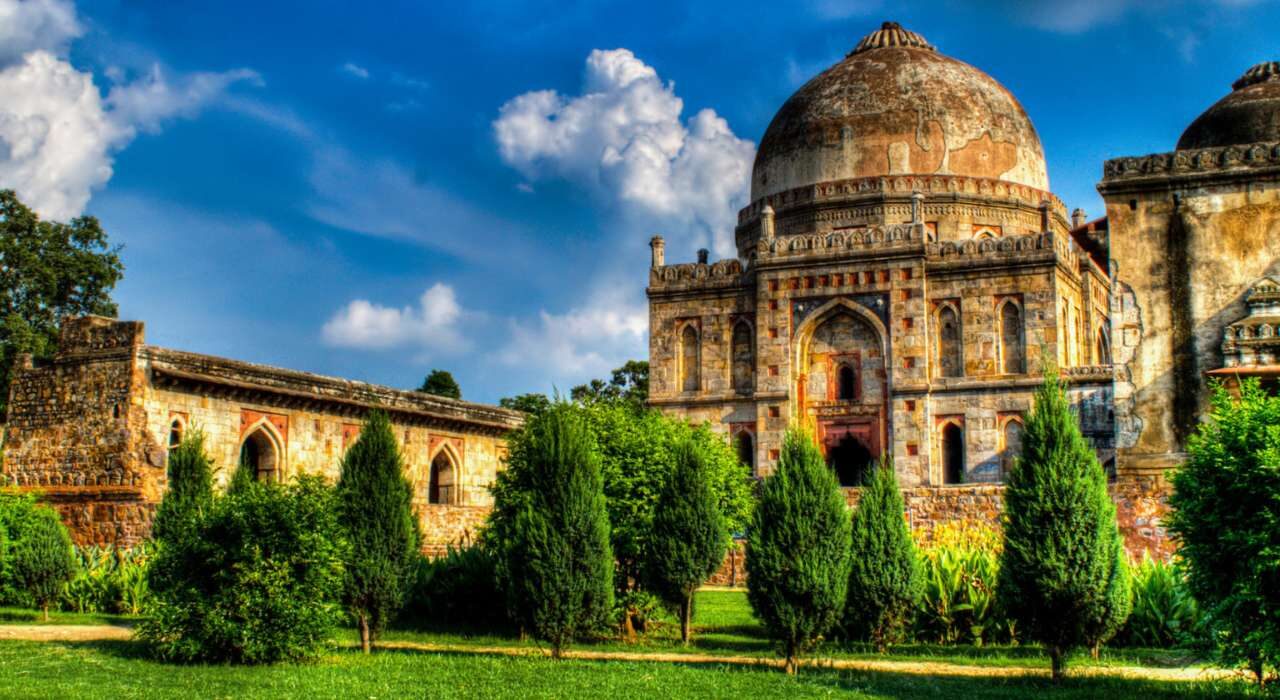 Delhi full day tour package sightseeing at India Gate and Red Fort