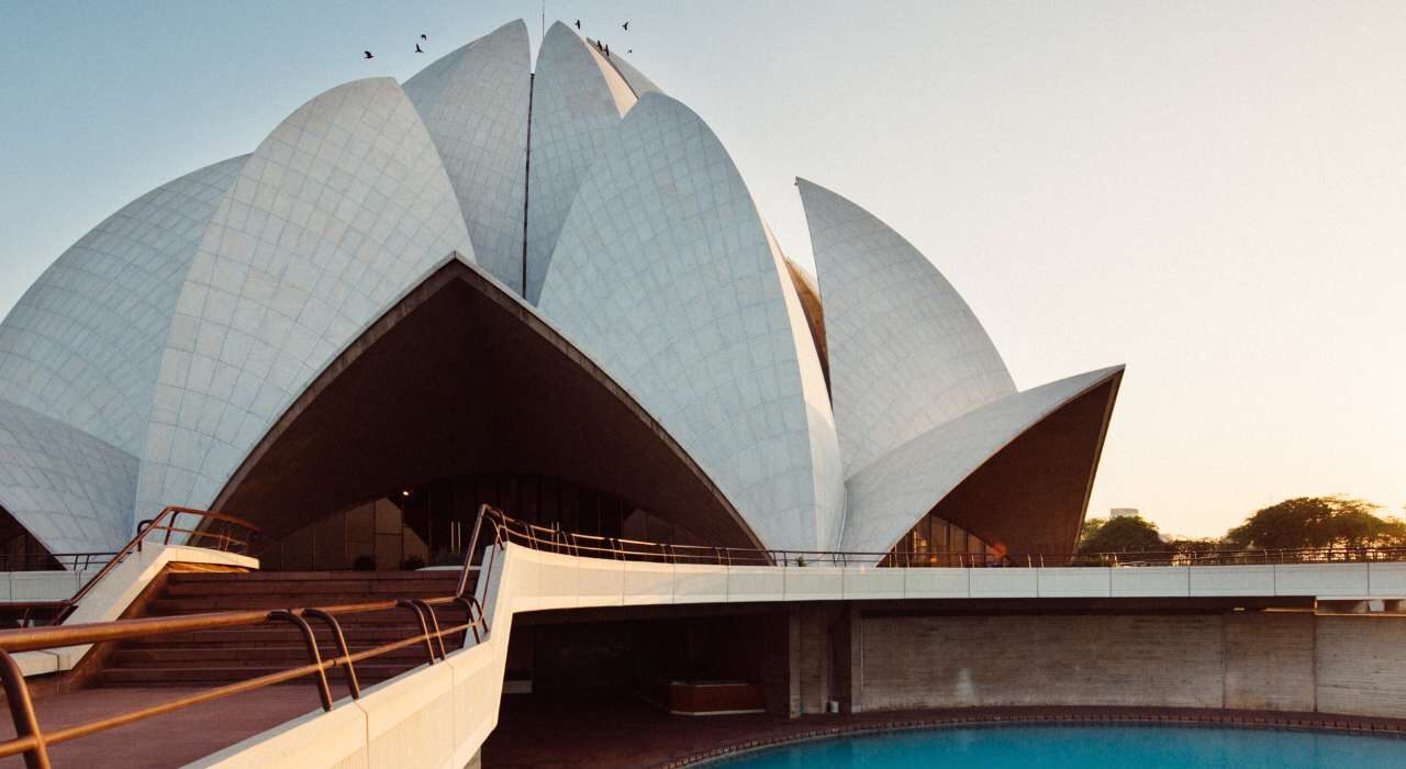 Private Delhi tour with cab and tour guide visiting major historical monuments in Delhi