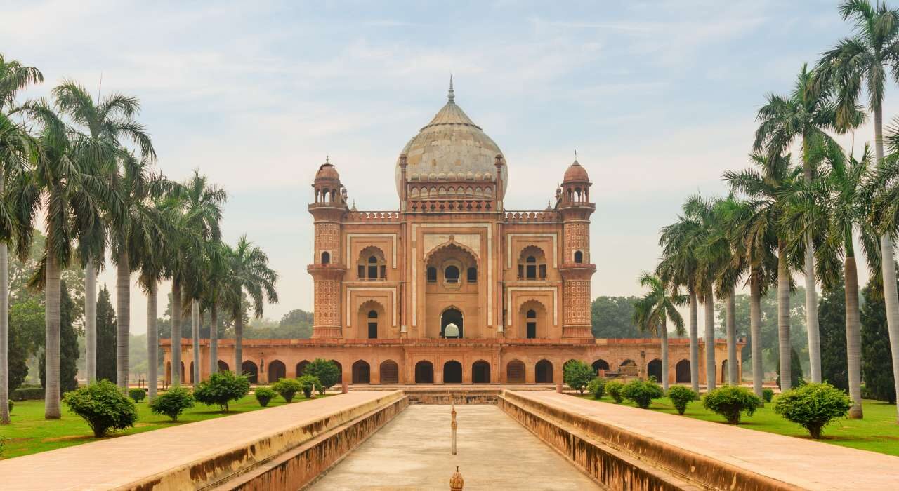 Private Delhi layover tour by car and guide visiting India Gate and major Delhi attractions
