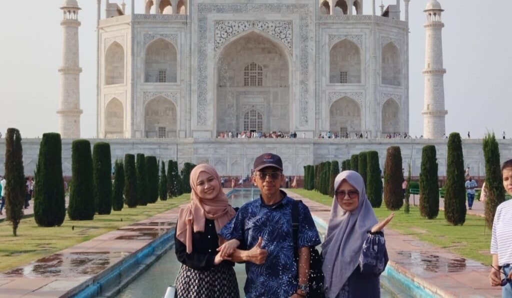 Visitors enjoying the Sunrise vs Sunset Taj Mahal experience during a private luxury tour